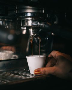 Siebträger Espresso mit Tasse