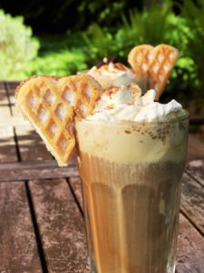 Eiskaffee mit Waffel